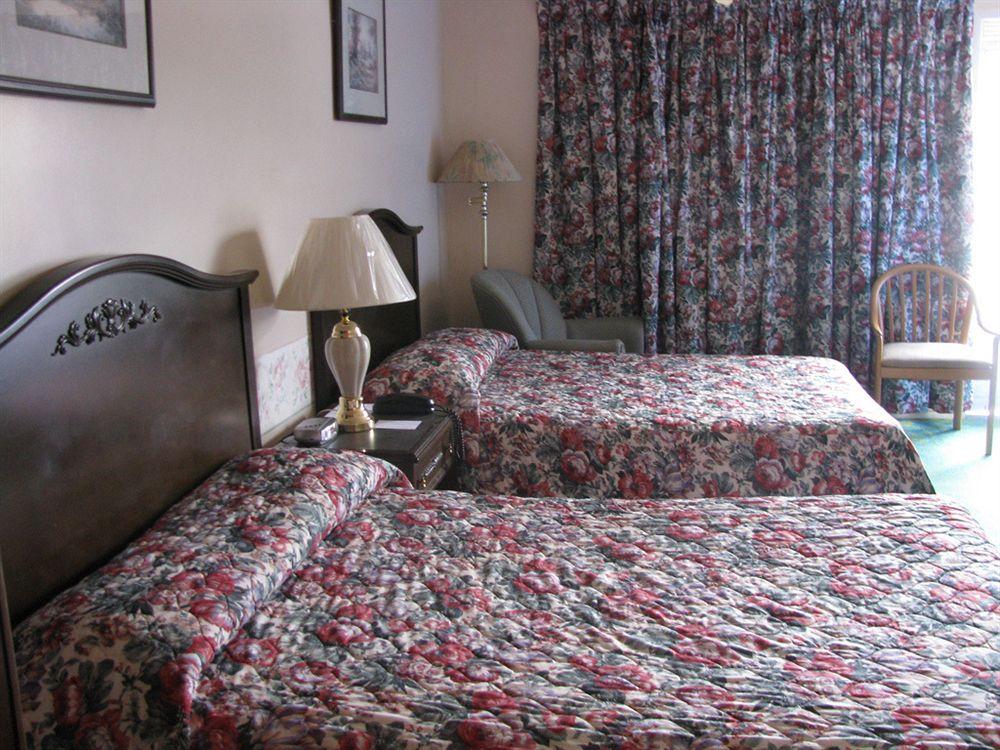 Chipican Motel Сарниа Екстериор снимка