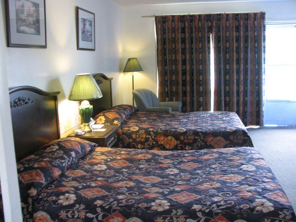 Chipican Motel Сарниа Екстериор снимка