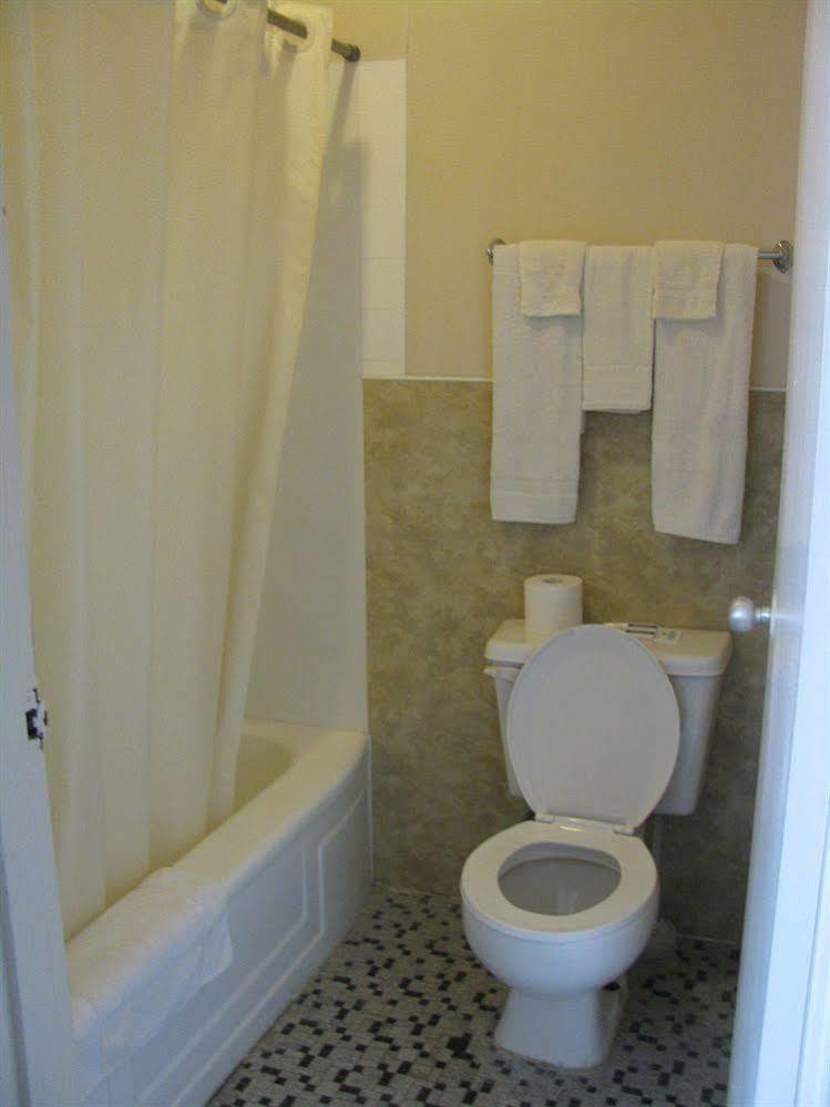 Chipican Motel Сарниа Екстериор снимка
